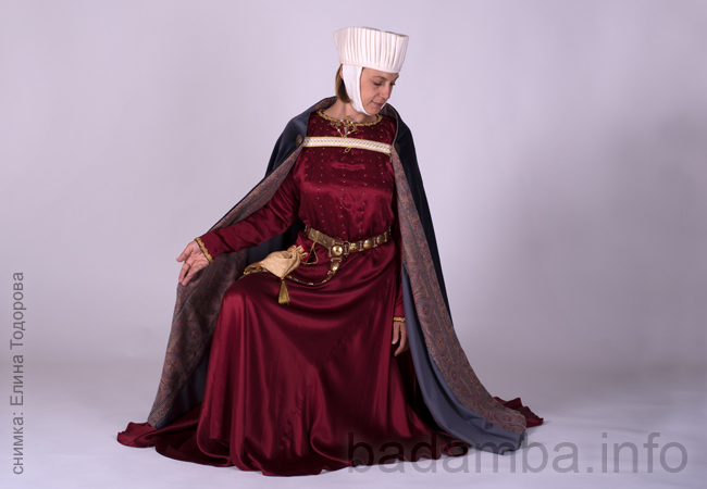 Lady with a mantle - knelt