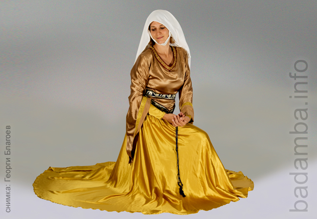 A lady in a bliaut knelt