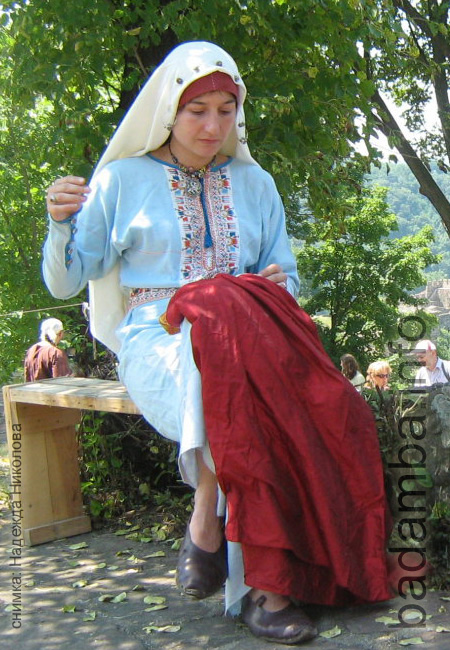 A girl who embroiders 2