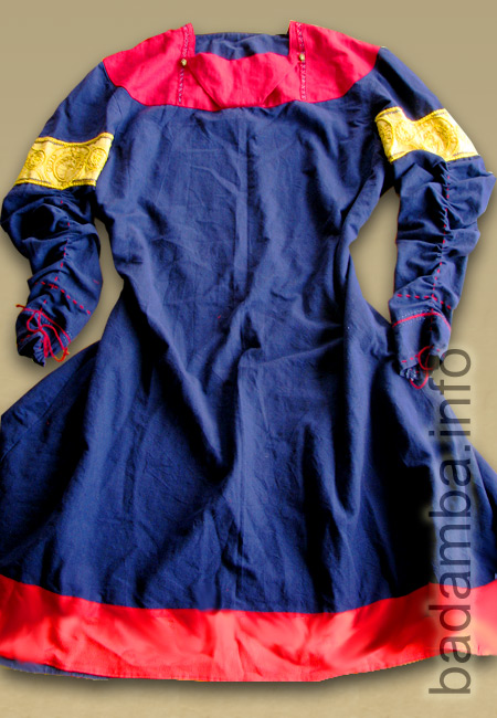 Tunic with gathered sleeves