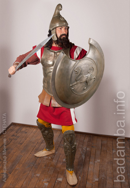 heavily armed Thracian